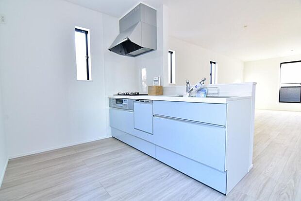 リビング全体が見渡せる対面式システムキッチン。お子様達がいつもママのそばにいられる安心感も生まれます。食事の用意をしながらご家族との会話も弾み笑顔溢れる空間です。