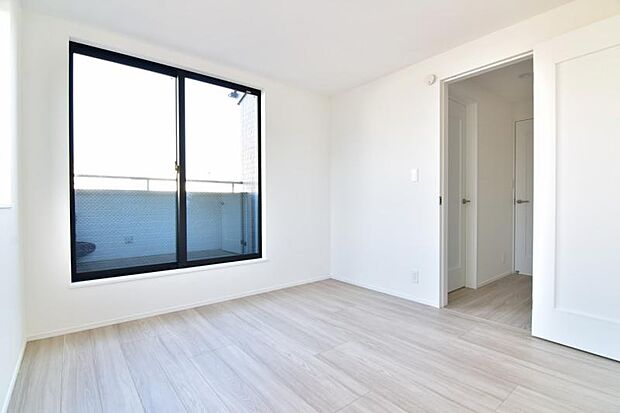 陽光も降り注ぐ明るく開放的な空間が魅力的。時を忘れて過ごす場所として過ごせるお部屋。