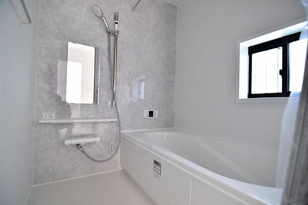 お子様と入れる広々としたバスルーム。一日の疲れを落とす場所としてリラックスできる空間、をコンセプトに内装カラーもこだわりました。