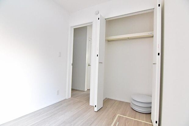 クローゼットには棚やハンガーパイプが備えられているので、大切なお洋服にしわを付けずにそのまましまうことが出来ます。