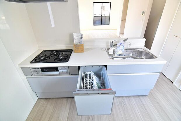 対面カウンターキッチン キッチンはご家族との会話が楽しめる対面カウンタータイプを採用。リビングで遊ぶお子様の様子をうかがいながらお料理もできます。