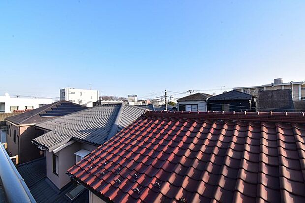 この開放感ある眺望と共に閑静な住宅街の季節感を演出する四季折々の変化を楽しめる心地よい場所となることでしょう。