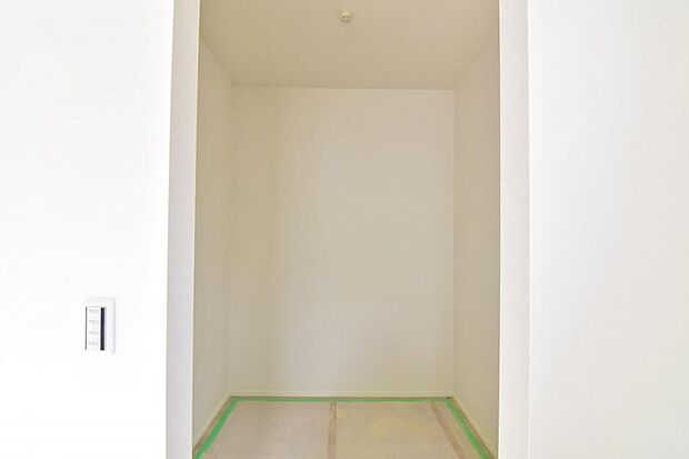 大きなウォークインクローゼットにはゴルフバッグやスノーボードなど趣味のお荷物も十分収納が可能です。日常で使わないものや食料のストックにも重宝します。