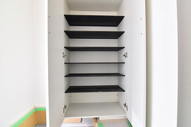 背の高い大型のシューズボックスには靴やブーツなどがたくさん収納可能。