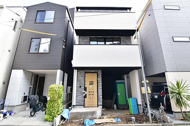 陽射しとともに、少しずつ装いを変える街の景観から、星空が地上に映りこむかのような夜景のきらめきまで、この街ならではの美しい風景とここから紡がれる物語。