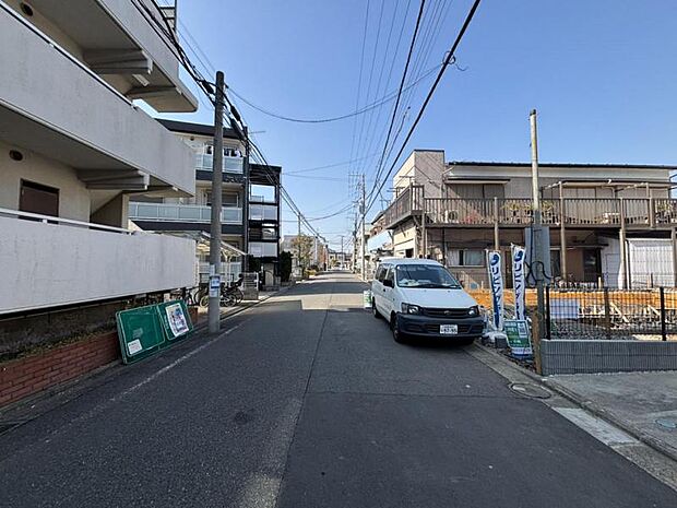 前面道路が広く、間口もゆったり(公道約6.7m)。駐車が苦手なママもらくらく停められます。