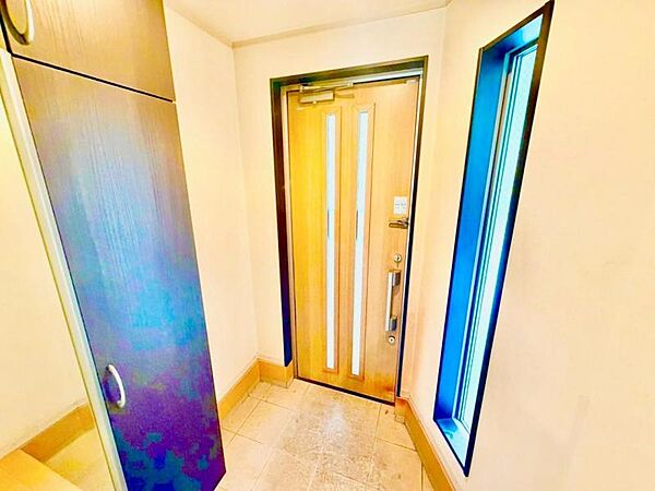 シンプルで落ち着いたデザインの玄関が魅力です。