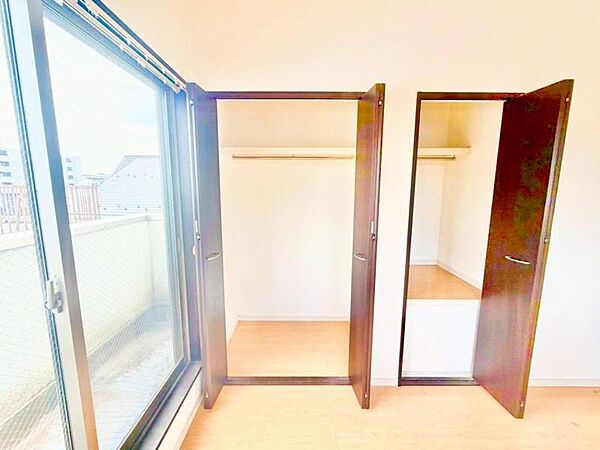 使い勝手の良い収納が豊富で、物が多くてもスッキリ片付けられます。