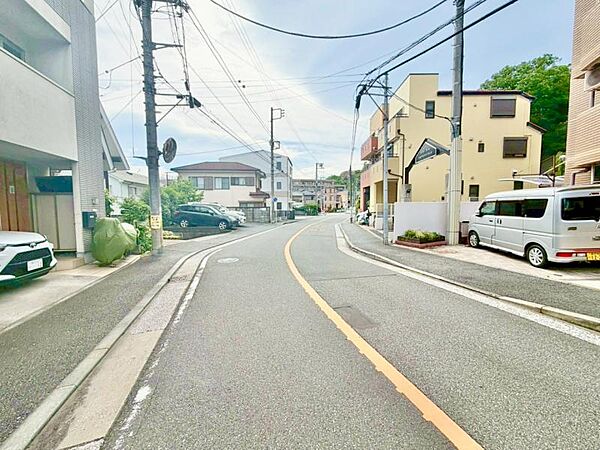 幅員のある道路で、車の出入りもスムーズに行えます。