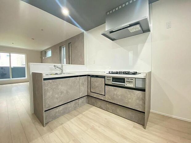 キッチンは毎日使う場所だから、忙しいときでも使いやすく、いつもキレイに保ちたい。等身大のわが家らしい、ぴったりのキッチン。 