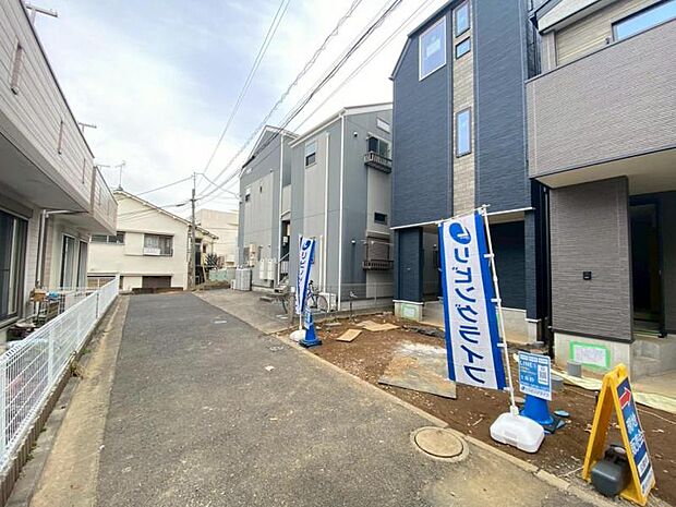 前面道路が広く、間口もゆったり。駐車が苦手なママもらくらく停められます。 