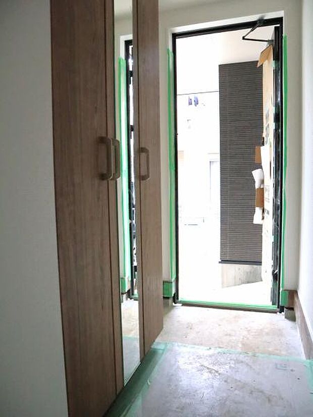 玄関のシューズクローゼットには鏡がついており玄関を広く見せつつ身だしなみを整えることができます。(2026.2.16撮影)