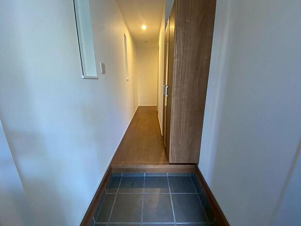 雑多な玄関ではなくスッキリ空間としてお家の顔になるよう設計いたしました。