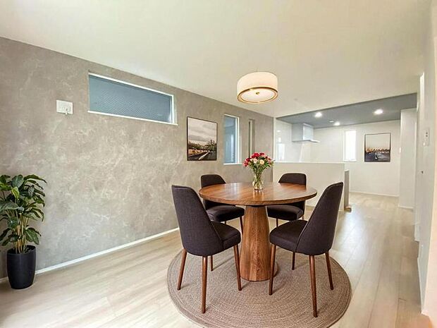 リビング（配置してある家具はCGによるイメージです）LDK16.1帖　家族団らんの時間も増えそうなくつろぎのＬＤＫ。大きな窓からは明るい陽光が差し込んでおります。