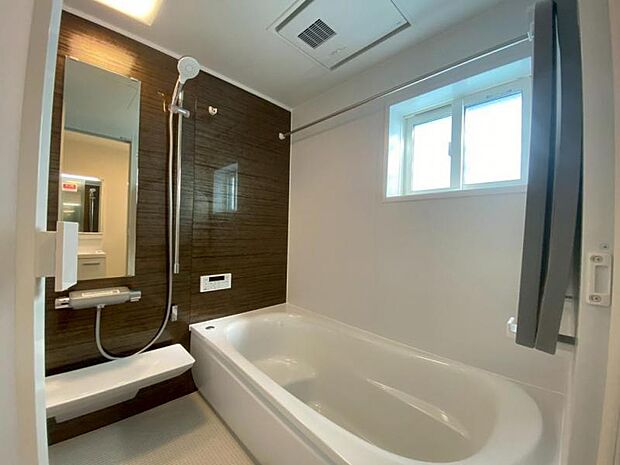 一日の疲れを癒し、快適に過ごして頂くためにゆったりサイズのバスタブを用意しました。浴室乾燥機付きで雨の日の洗濯も可能です。