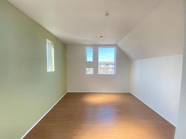 洋室7.7帖　独立性を高めたお部屋。たっぷりの収納も配備しており、片付いた空間を実現できそうです。