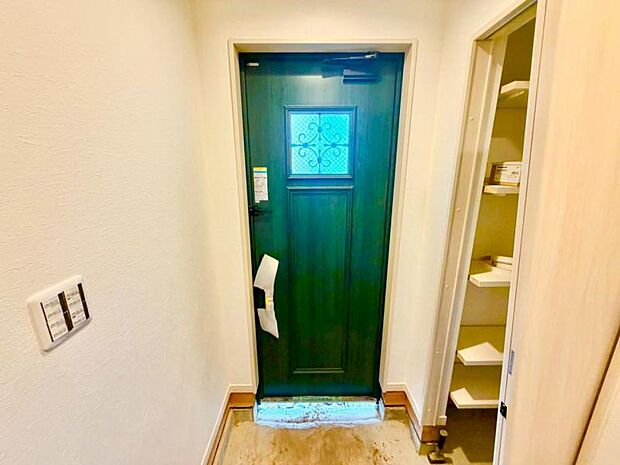シンプルで落ち着いたデザインの玄関が魅力です。