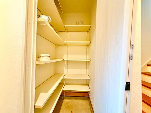 使い勝手の良い収納が豊富で、物が多くてもスッキリ片付けられます。