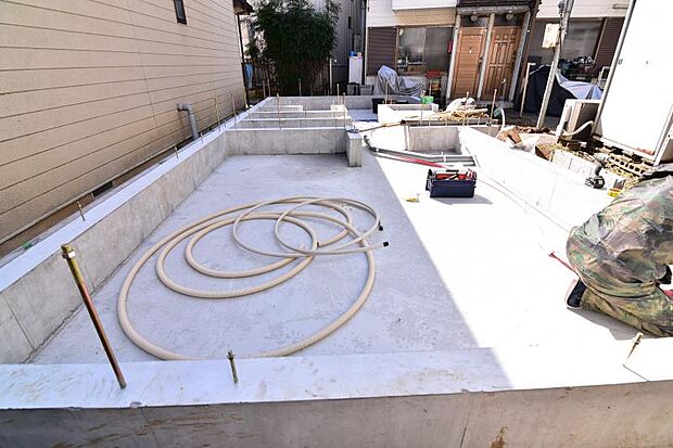 住宅地に位置する本邸宅は車通りもなくお子様にも安心です。是非、この開放感を味わってみてください。