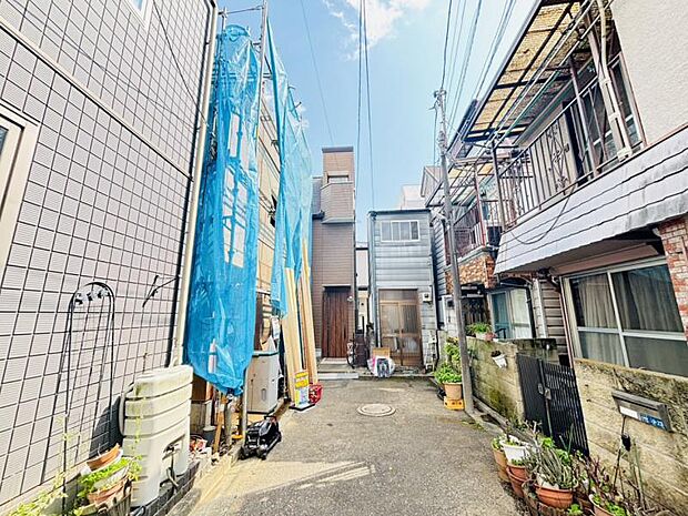 前面道路は車通りの少ない道です。小さなお子様も安心してお過ごしいただけます。 