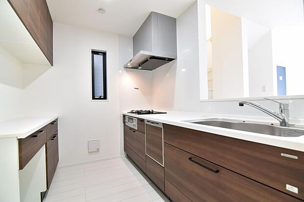 システムキッチンは、「引き出し棚」「吊戸棚」など、収納タップリです。3口コンロが付いたシステムキッチンは、豊富な収納と食洗機付き。食後の片付けが楽になるからママも自分時間が増えてニコニコです。