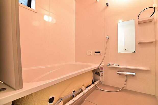 1日の疲れを癒してくれる広々とした浴室は癒しの空間。