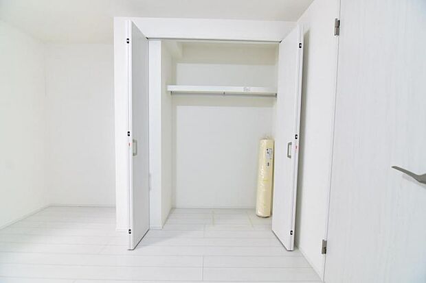 クローゼットには棚やハンガーパイプが備えられているので、大切なお洋服にしわを付けずにそのまましまうことが出来ます。
