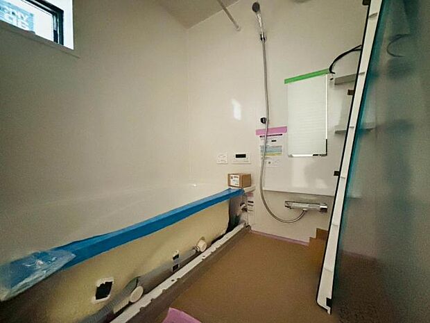 浴室に窓があることで、日光を取り入れることができ、風通しにより清潔に保つ役割もあります。