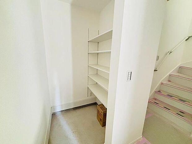 シューズインクローゼット 玄関と隣接し、靴を履いたまま出入りできるSIC。靴はもちろん、散乱しがちな傘、お子様の外での遊具やベビーカーなどをスッキリと収納。お客様をお迎えする玄関をいつもキレイな状態に