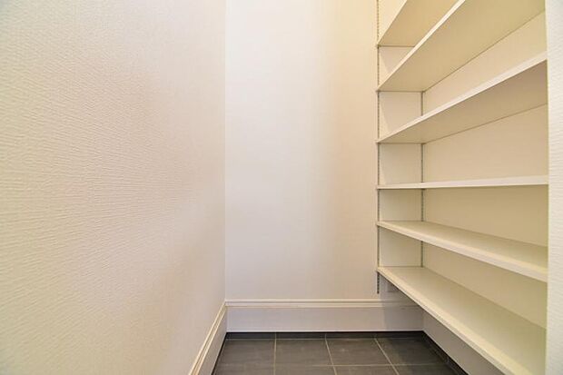 シューズインクローゼット　玄関と隣接し、靴を履いたまま出入りできるSIC。靴はもちろん、散乱しがちな傘、お子様の外での遊具やベビーカーなどをスッキリと収納。お客様をお迎えする玄関をいつもキレイな状態に