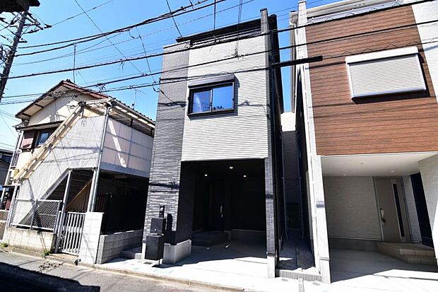 都会的なデザインながらも主張しすぎず、ひっそりと溶け込む家。なによりも天気の良い空、緑と好相性。そのスマートな佇まいについ足を止めてしまいそうになります。