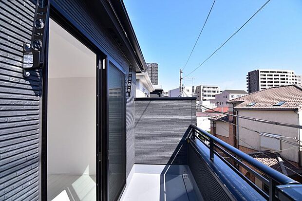 陽光、風通しのよいワイドバルコニー。お洗濯物も乾かしやすいですね。