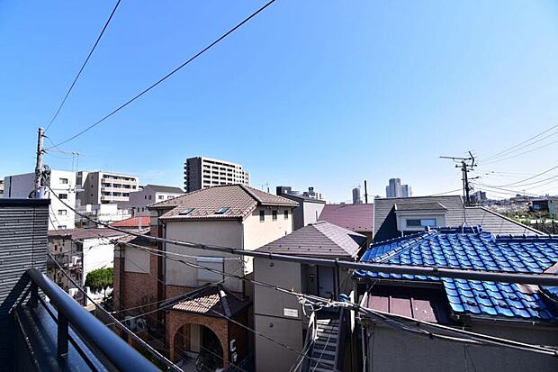 ほっと一息つきたい時に望むこの眺望。リラックスできる空間になりますね。 