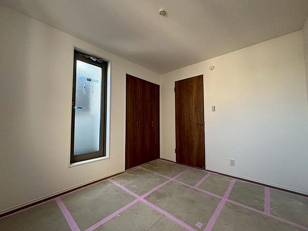 洋室5.3帖 お子様が勉強など出来る自分のお部屋のご用意もございます。二段ベッドや大型のタンスなどの配置も可能です。