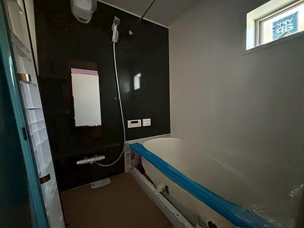 浴室に窓があることで、日光を取り入れることができ、風通しにより清潔に保つ役割もあります。