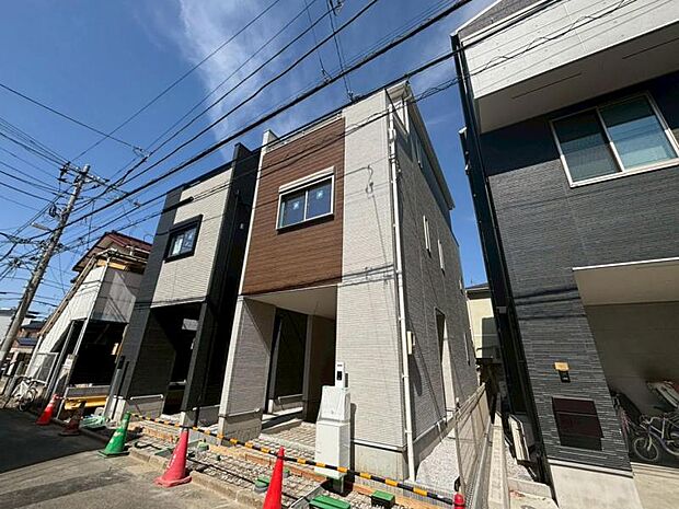 街に溶けこみ美しい景観を生み出すこの邸宅は採光や風通しまで考え抜いて造りあげました。外観の美しさだけでなくそこに住まうご家族様の心地良さを最優先しています。