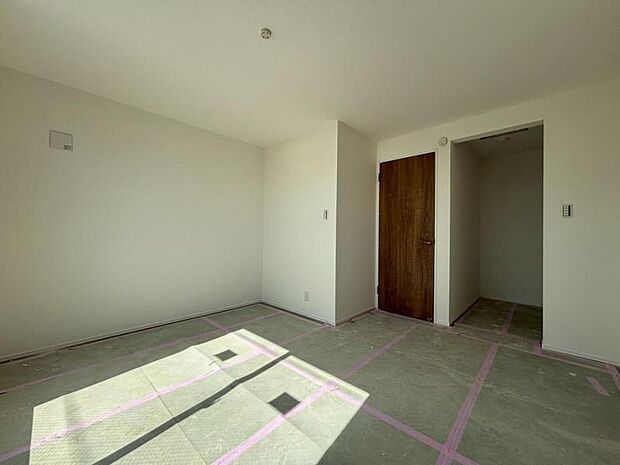 洋室6.8帖 窓からたっぷりと陽光が注がれる、明るく快適なプライベート空間となっております。