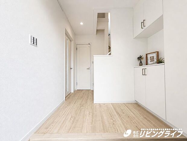 【16号棟】　高いデザイン性を持つ玄関は、安らぎに満ちた生活空間を予感させてくれます。