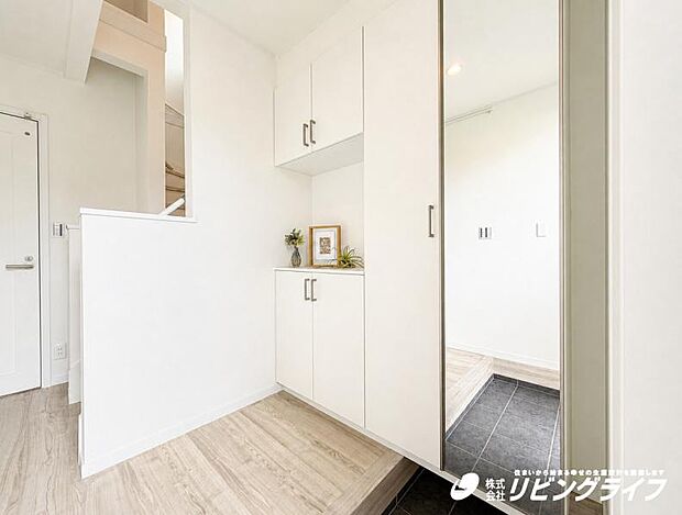 前面道路は整備されており、落ち着いた住宅街に位置しています。