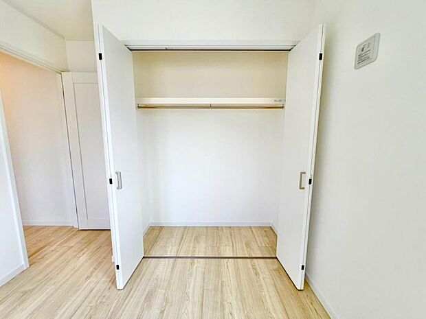 各部屋に備えられたクローゼット。普段使わないものを全部しまってしまえば、お部屋の空間をたっぷり使うことが出来ます。