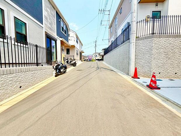 前面道路は整備されており、落ち着いた住宅街に位置しています。