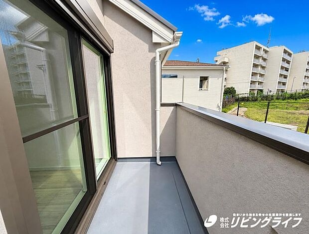 【16号棟】　開放感のある眺望。陽光、風通しのよいワイドバルコニー。お洗濯物も乾かしやすいですね。