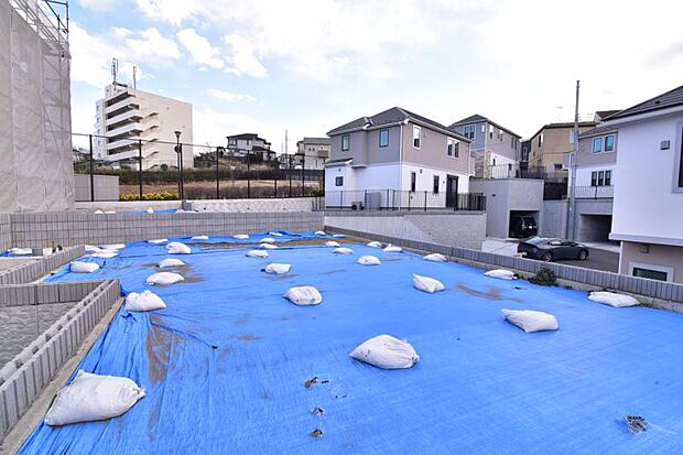 爽やかな青空の下に贅沢なほどに降り注ぐ陽光、豊かな居住性とクオリティが見事に調和した住空間は住まうことの喜びを感じさせてくれます。