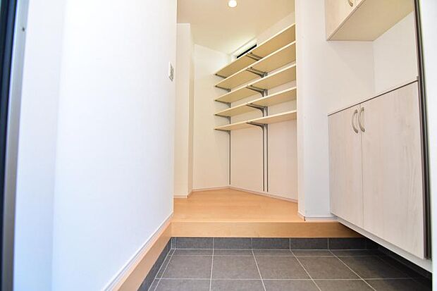 一日の始まりと終わりはこちらの玄関から。今後ご家族の「行ってきます」「ただいま」が行き交う空間となるでしょう。