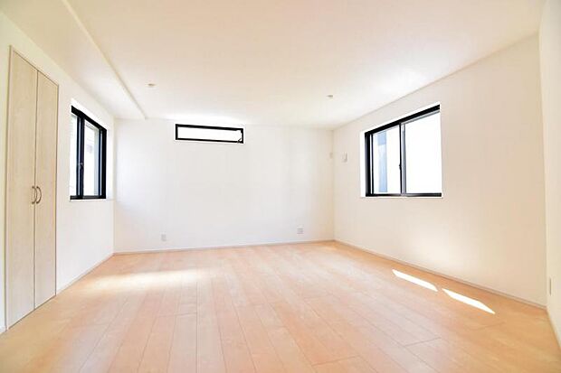 光と風があふれる開放的なリビングダイニングには自然と家族みんなが集まってきます。明るく穏やかな空気の中で幸せを感じさせてくれる場所です。