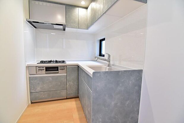 明るい自然光が入る作業スペースを多くとった壁付けキッチン採用。夫婦揃ってキッチンに立っても調理がしやすく、家事をしながら会話も弾みます。