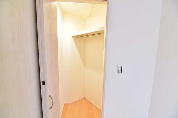 ウォークインクローゼットには普段使わない季節用品やトランクなど、大きなものもラクラク収納できます。