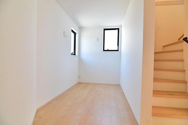 家族個々の安らぎの空間。誰もが好みで飾れるシンプルな室内に仕上げてあります。