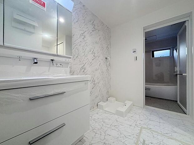 清潔感と機能性を備え、一日の始まりと終わりを心地よく演出してくれるパウダールームです。