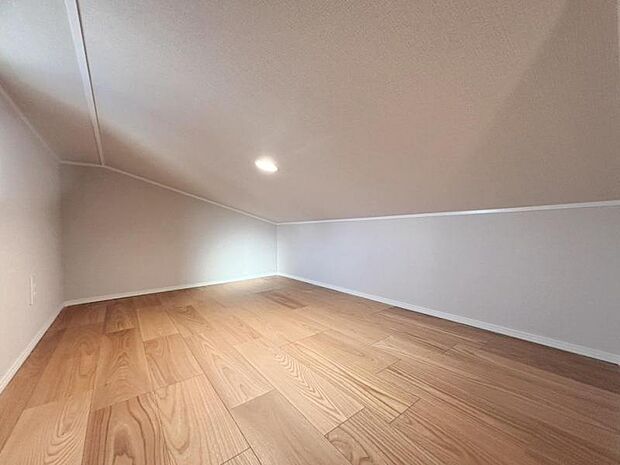 広々したロフトは、多目的にお使いいただける便利な空間です。